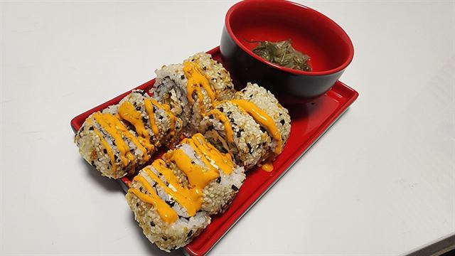 Crispy sushi rolls drizzled with spicy mayo